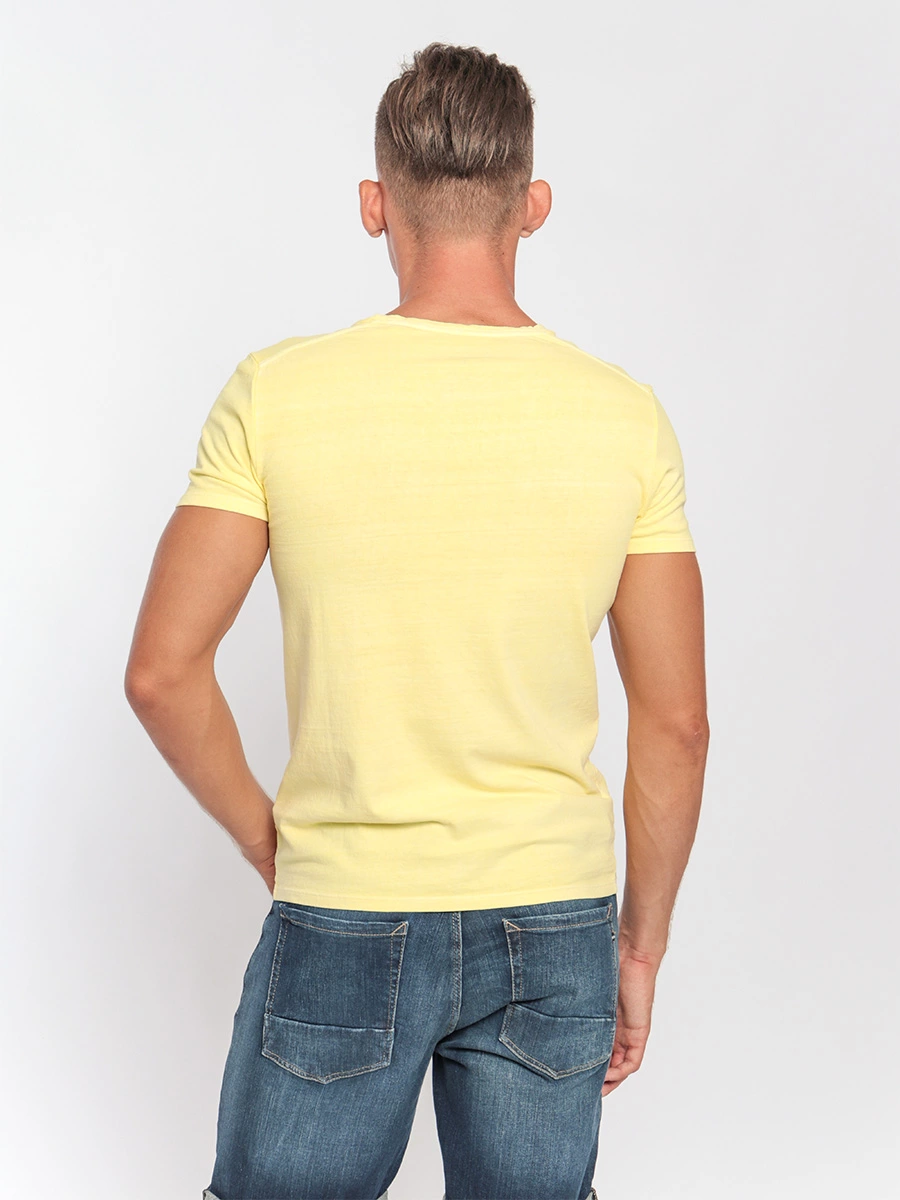Желтая футболка с V-образным вырезом